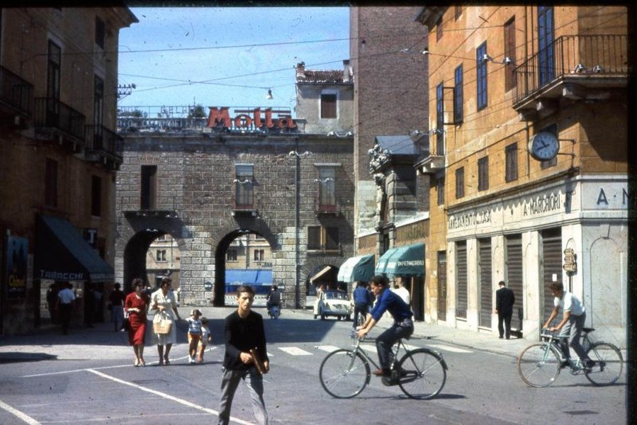 Đường phố ở thành phố Vicenza, Italia thập niên 1950. Ảnh: Fraser Pettigrew Flickr.