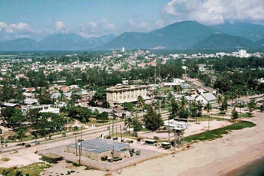 Toàn cảnh khu vực trung tâm thị xã  Nha Trang thập niên 1960. Ảnh: 459thsignal.org.