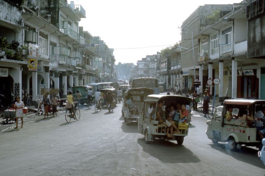 Những chiếc xe lam trên đường phố ở Denpasar, thành phố thủ phủ của đảo Bali,  Indonesia năm 1975. Ảnh: Blake Smith Flickr.