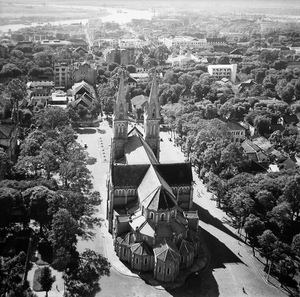 Toàn cảnh nhà thờ Đức Bà nhìn từ trên cao,  Sài Gòn năm 1955. Ảnh: Raymond Cauchetier.