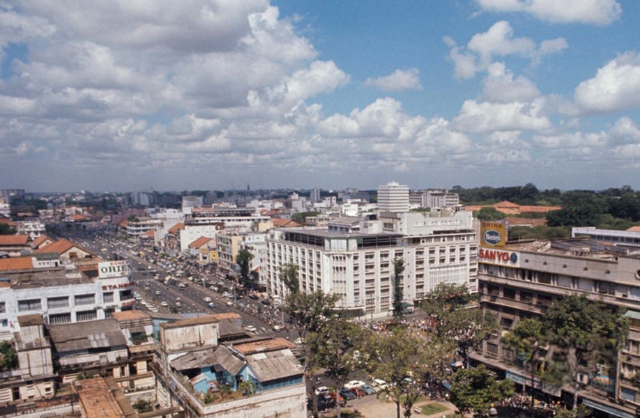 Đại lộ Lê Lợi nhìn từ trên cao,  Sài Gòn năm 1972. Ảnh: Patrice Habans.