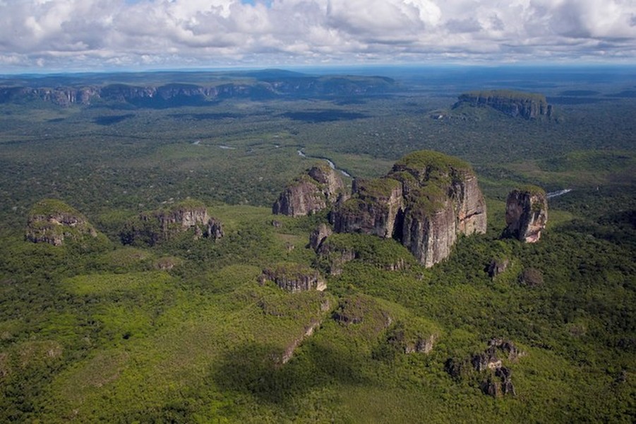  1. Công viên quốc gia Chiribiquete (Colombia). Công viên quốc gia Chiribiquete không chỉ là nơi tập trung đa dạng thực vật quan trọng của vùng Amazon rộng lớn.  Di sản thế giới này còn sở hữu những rặng núi đá tuyệt đẹp cùng hàng chục nghìn bức tranh trong hang đá thời tiền sử.