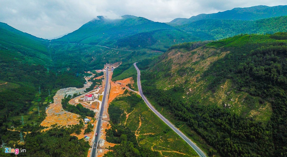 Dự án  hầm đường bộ xuyên đèo Cù Mông dài hơn 6,6 km, trong đó phần hầm dài gần 3 km. Từ trên cao, công trình hầm Cù Mông nằm dưới chân núi bên cạnh cung đường đèo ngoạn mục nối Bình Định - Phú Yên. Hầm vừa được khánh thành đưa vào khai thác cuối tháng 1 vừa qua.