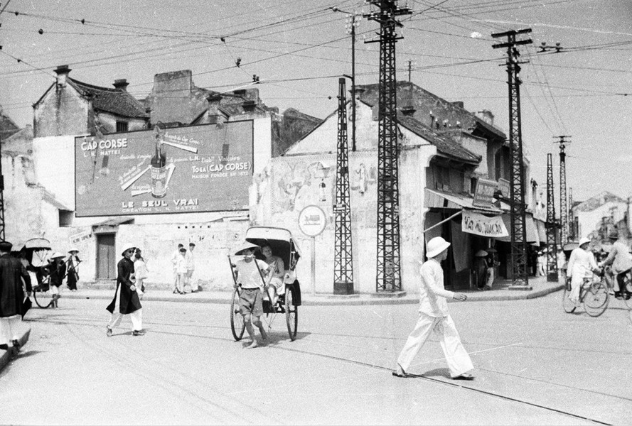 Góc Phố Hàng Gai – Hàng Đào, khu phố cổ Hà Nội Năm 1940.