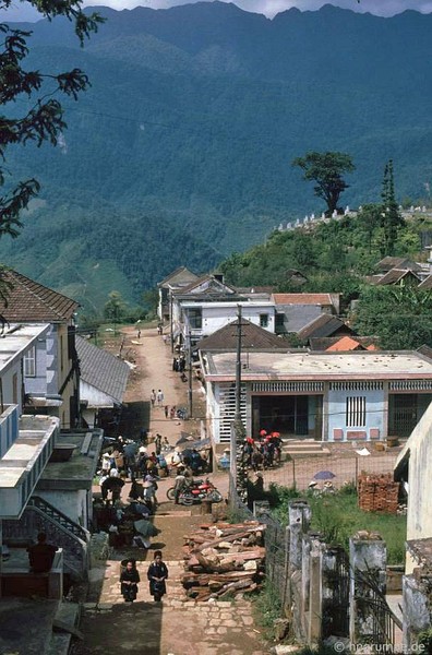 Khung cảnh ở chợ Sa Pa trước giờ họp chợ, Sa Pa năm 1992.