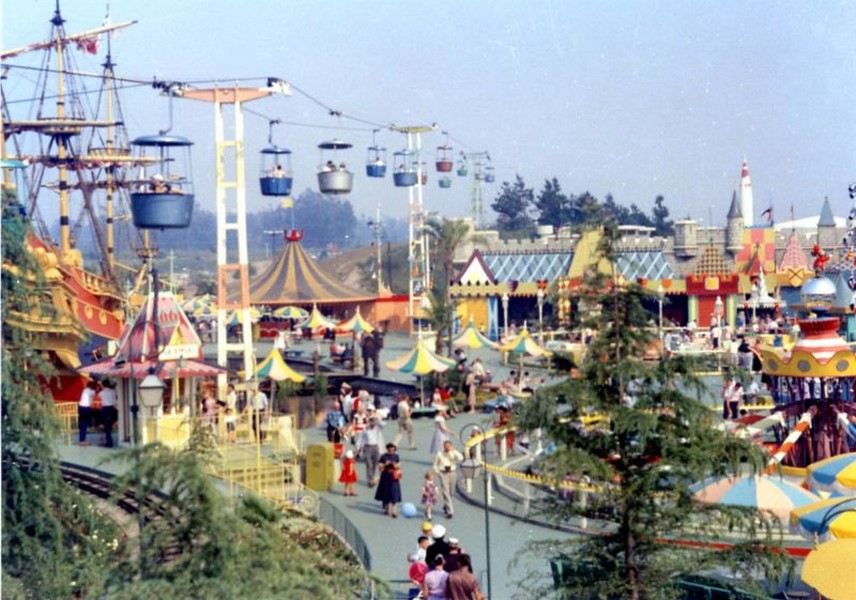 Khung cảnh rực rỡ sắc màu tại  công viên Disneyland thập niên 1950, thời điểm công viên bắt đầu hoạt động. Khai trương ngày 17/7/1955, Disneyland là công viên chủ đề duy nhất được thiết kế và xây dựng dưới sự giám sát của Walt Disney - cha đẻ hãng phim hoạt hình Walt Disney.