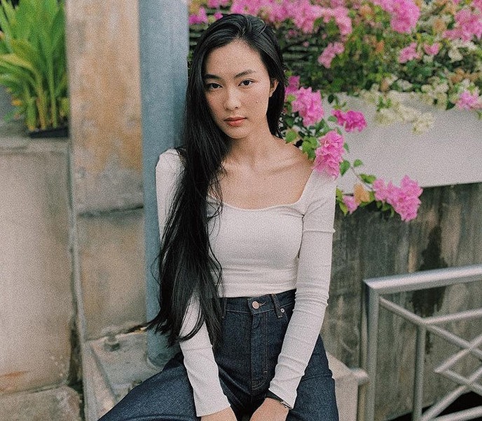  Helly Tống (Tống Khánh Linh, sinh năm 1995) là hot girl đi đầu trong phong trào sống xanh, ăn chay trường và luôn đặt vấn đề bảo vệ môi trường lên hàng đầu. Nhắc đến Helly, người ta sẽ nghĩ ngay tới cô gái có dáng người mảnh khảnh, gương mặt chữ điền quý phái và đặc biệt là mái tóc đen, dài.