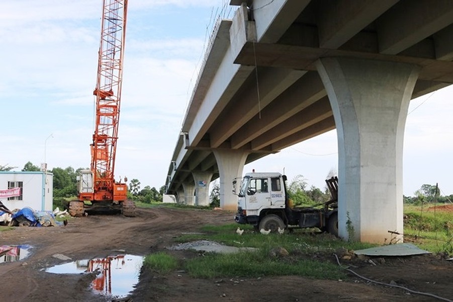 Sáng 27/7, PV Tiền Phong có mặt tại khu vực công trường thi công dự án  cao tốc Trung Lương - Mỹ Thuận ở điểm đầu của dự án thuộc huyện Châu Thành, tỉnh Tiền Giang, nơi tiếp nối cao tốc TP.HCM - Trung Lương.