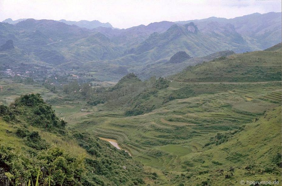 Khung cảnh ruộng bậc thang và đồi núi trùng điệp trên đường đến thị xã  Cao Bằng năm 1993.