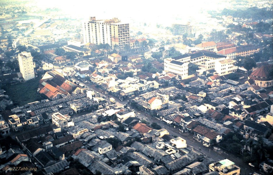 Khu vực đường Nguyễn Biểu, quận 5  Sài Gòn khoảng cuối thập niên 1960. Nhà thờ Chợ Quán ở bên phải. Cầu chữ Y ở góc trên bên trái. Tòa nhà cao tầng phía trên là cư xá President của quân đội Mỹ. Ảnh: Jerry Westenskow/ A227ahb.org.