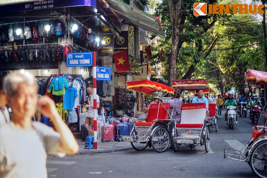  Phố Hàng Dầu là con phố dài khoảng 180 mét kéo dài từ phố Hàng Bè phố Đinh Tiên Hoàng ở phía Nam khu phố cổ Hà Nội. Đây nguyên là đất thôn Nhiễm Thượng, tổng Hữu Túc (sau đổi là tổng Đông Thọ), huyện Thọ Xương cũ.