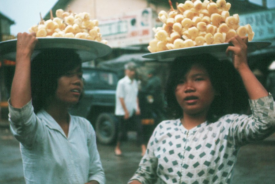 Hai cô bé bán  mía ghim dạo ở Sài Gòn năm 1965. Mía ghim là món quá văn đường phố khá phổ biến ở Sài Gòn trước 1975. Ảnh: Bruce Baumler.