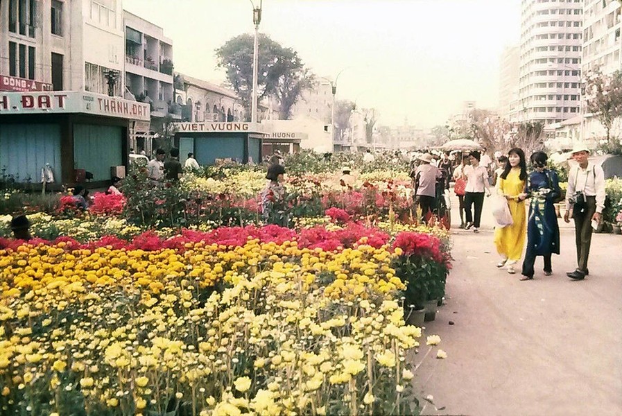 Các loài hoa khoe sắc tại  chợ hoa Tết họp trên đại lộ Nguyễn Huệ, Sài Gòn năm 1971.