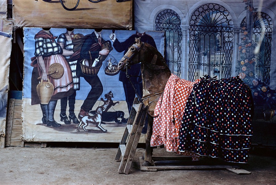 Một studio chụp ảnh trên đường phố thủ đô Madrid,  Tây Ban Nha năm 1955. Ảnh: Inge Morath Foundation / Magnum Photos.