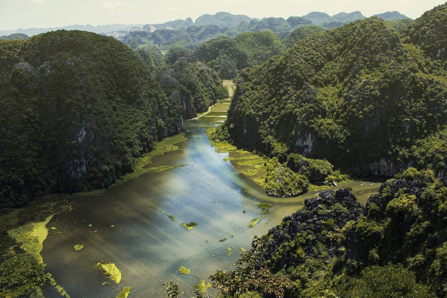 Sông Hoàng Long ở  danh thắng Tam Cốc, Ninh Binh, nhìn từ núi Mã Yên. Ảnh: Dan Rochelle / 500px.com.