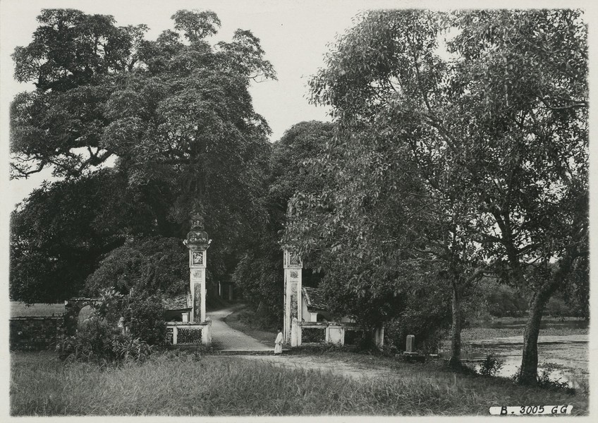 Nghi môn, cánh cổng bên ngoài  đền Voi Phục, Hà Nội năm 1926. Đền là một ngôi đền trong Thăng Long tứ trấn của thành Thăng Long xưa, được lập từ thời Lý Thái Tông (1028-1054) ở địa phận làng Thủ Lệ, nay là công viên Thủ Lệ.