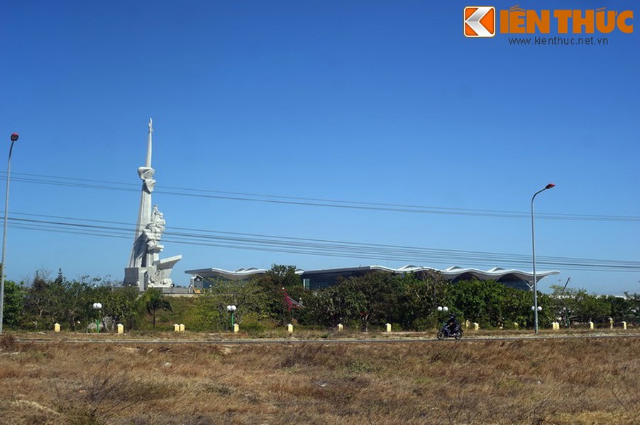 Nằm trên đại lộ Nguyễn Tất Thành, phía Bắc sân bay Cam Ranh (TP Cam Ranh, tỉnh Khánh Hòa),  Tượng đài Hữu nghị Việt - Nga là một công trình mang tính biểu tượng cho mối quan hệ gắn bó khăng khít giữa hai đất nước Việt Nam và Liên bang Nga.