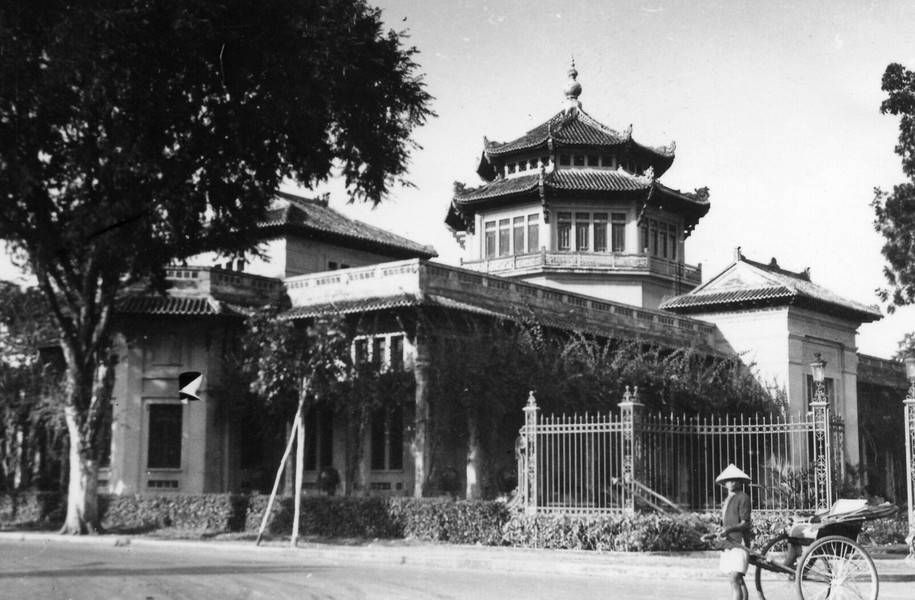 Khu vực cổng chính của  Thảo Cầm Viên Sài Gòn năm 1938 - 1939. Tòa nhà bên cổng là Bảo tàng Blanchard de la Brosse, nay là bảo tàng Lịch sử TP HCM. Ảnh: Croiseur-lamotte-picquet.fr.