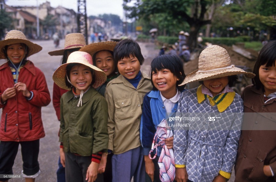 Một nhóm trẻ em trên đường phố  Hà Nội năm 1987. Ảnh: Lily Franey / Gamma-Rapho / Getty Image.