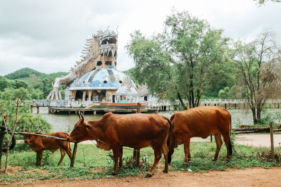  1. Hồ Thủy Tiên, Huế. Theo Matthew Pike, hồ Thủy Tiên không chỉ là một trong những  địa điểm kỳ lạ nhất Việt Nam mà còn nằm trong danh sách những điểm đến kỳ lạ của thế giới.