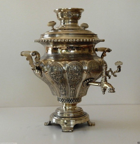 Theo các nhà nghiên cứu, những chiếc  ấm samovar đầu tiên có thể đã xuất hiện ở Nga vào cuối thế kỷ 13. Nhiều địa phương ở Nga sản xuất chiếc ấm này, nhưng nổi tiếng nhất là thành phố Tula, một trung tâm chế tác đồ kim khí ở nước Nga cổ.