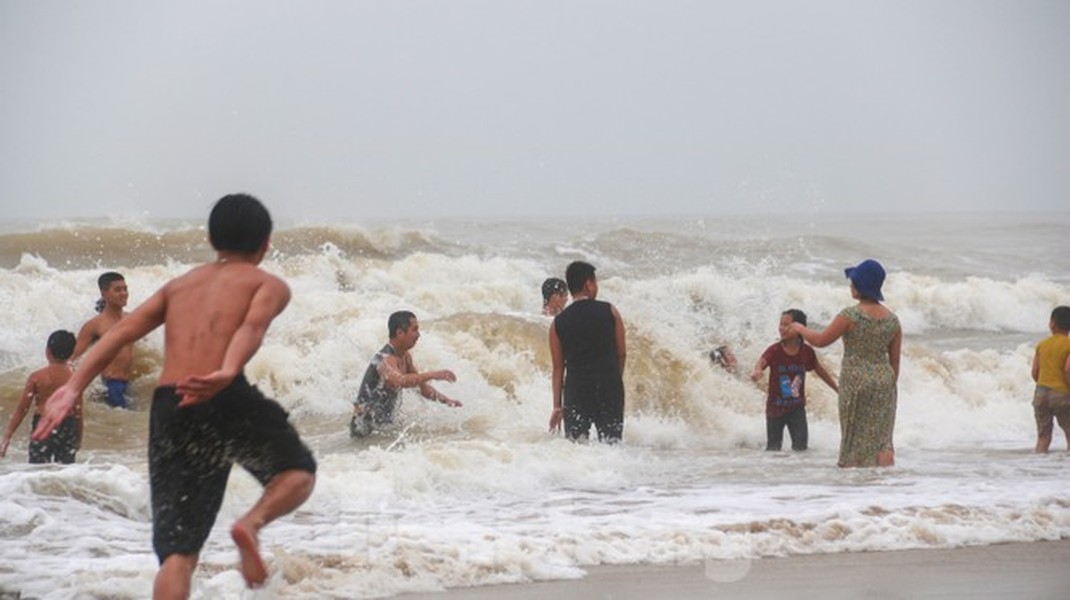 Sáng ngày 15/10, sau khi  bão số 13 đi qua, biển động, khiến sóng biển còn rất to. Tuy nhiên, nhiều người dân, du khách trong đó có cả nhỏ vẫn kéo nhau ra biển để tắm và nô đùa với sóng dữ.