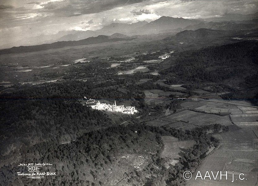 Toàn cảnh lăng Khải Định và khu vực phụ cận nhìn từ máy bay, năm 1932. Nằm trên triền núi Châu Chữ bên ngoài kinh thành Huế, lăng Khải Định, còn gọi là Ứng Lăng, là nơi an nghỉ của vua Khải Định (1885-1925), vị vua thứ 12 của nhà Nguyễn.