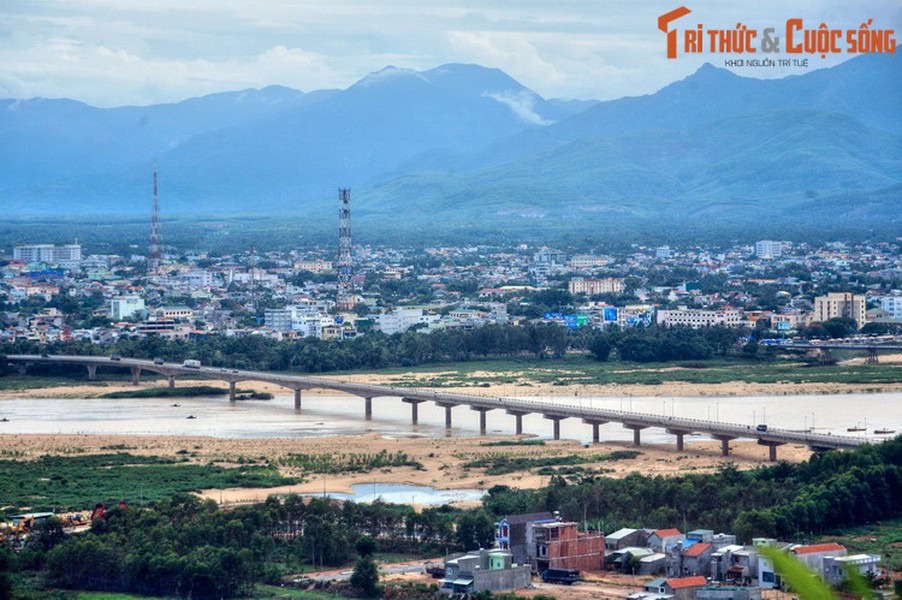 Nằm ở khu vực Nam Trung Bộ, tỉnh Quảng Ngãi là một địa phương giàu truyền thống lịch sử và cũng là một vùng đất có nhiều thắng cảnh.  Tên gọi địa danh Quảng Ngãi hàm chứa một ý nghĩa sâu xa mà không phải ai cũng biết. Ảnh: Thành phố Quảng Ngãi nhìn từ núi Thiên Ấn.