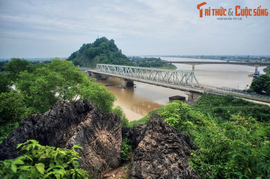 Nằm ở khu vực Bắc Trung Bộ, tỉnh Thanh Hóa nổi tiếng là một vùng đất địa linh nhân kiệt, quê hương của nhiều vua chúa, anh hùng và danh nhân văn hóa trong suốt bề dày lịch sử Việt Nam.  Tên gọi địa danh Thanh Hóa đã ra đời từ gần 1.000 năm trước. Ảnh: Cầu Hàm Rồng ở TP Thanh Hóa.