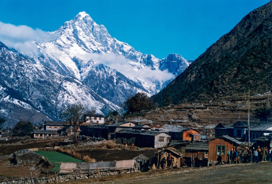 Những ngôi nhà đơn sơ nằm trong khung cảnh hùng vĩ của dãy Himalaya,  Nepal đầu thập niên 1980. Ảnh: James Wired Flickr.