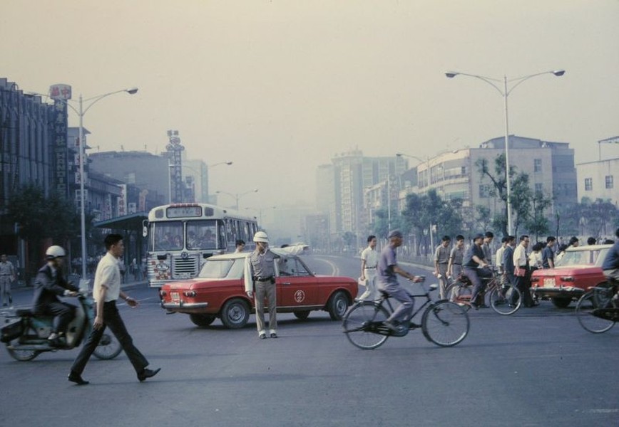 Khung cảnh trên đại lộ Bắc Trung Sơn, thành phố Đài Bắc,  Đài Loan thập niên 1970. Ảnh: Jim Harrison Flickr.