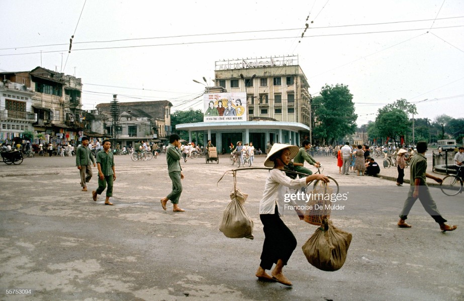 Khu vực ngã 5 bờ hồ Hoàn Kiếm,  Hà Nội năm 1989. Tòa nhà giữa bức ảnh là nhà điều hành xe điện đối diện bến tàu điện Bờ hồ, nay là tòa nhà "Hàm Cá Mập". Ảnh: Francoise De Mulder / Getty Images.