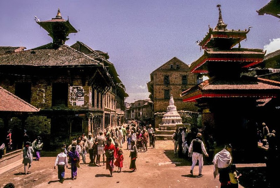 Đường phố ở trung tâm Kathmandu,  Nepal năm 1976. Lúc này, dường như toàn thành phố không có sự hiện diện của các phương tiện đi lại, kể cả loại thô sơ như xe đạp, tác giả bộ ảnh cho biết. Ảnh: Kevin Kelly/ Flachbak.