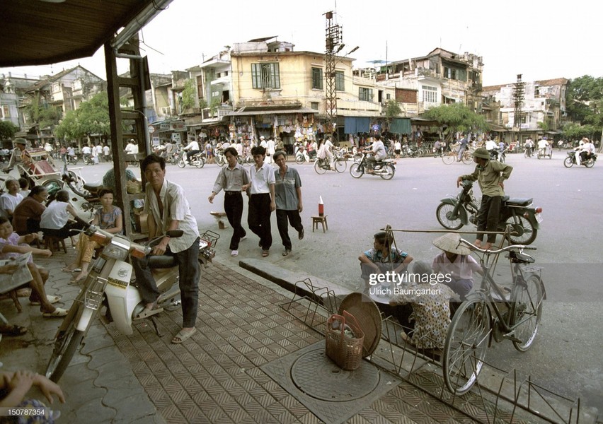 Góc phố Hàng Đào - Cầu Gỗ ở khu vực ngã năm Bờ hồ,  Hà Nội năm 1994. Ảnh: Ulrich Baumgarten/ Getty Images.