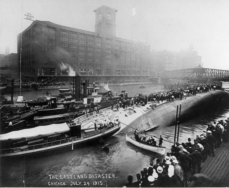 Vào 24/7/1915, tàu hơi nước Eastland đã bị lật trên sông Chicago ở thành phố Chicago của Mỹ, gây nên một trong những thảm họa lật tàu kinh hoàng nhất trong lịch sử thế giới.