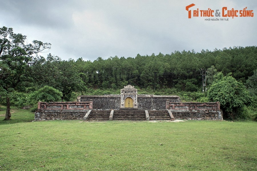 Nằm xã Thuỷ Bằng, thành phố Huế,  lăng Cơ Thánh là nơi an nghỉ của Hưng Tổ Khang Hoàng Đế Nguyễn Phúc Luân (1733 – 1765), cha đẻ của vua Gia Long. Khu lăng mộ này còn có tên dân gian là lăng Sọ, gắn với một giai thoại được lưu truyền trong sử sách.