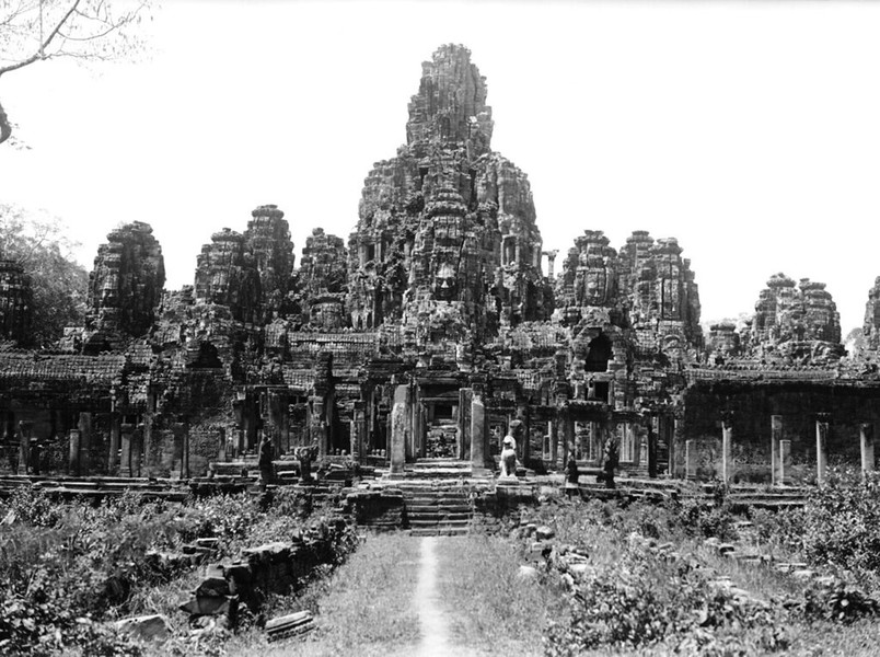 Khu đền chính của  phế tích Angkor Thom, Campuchia năm 1932. Angkor Thom được xây dựng cuối thế kỷ 12, sau Angkor Wat một thế kỷ, là thành phố thủ đô cuối cùng và lâu dài nhất của vương quốc Khmer. Ảnh: J.A. Mills/ AP Photo.