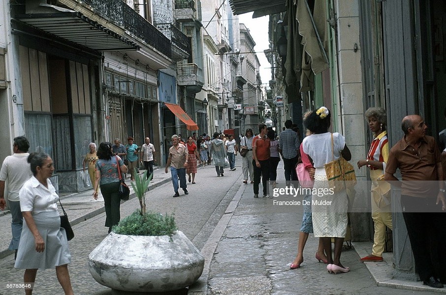 Khung cảnh đời thường trên phố Obispo, Havana,  Cuba năm 1988. Ảnh: Francoise De Mulder/ Getty Images.