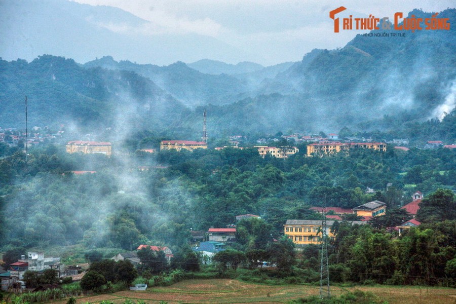 Thành phố Hà Giang, trung tâm kinh tế - chính trị của tỉnh  Hà Giang, nhìn từ Quốc lộ 2, đường vào thành phố.