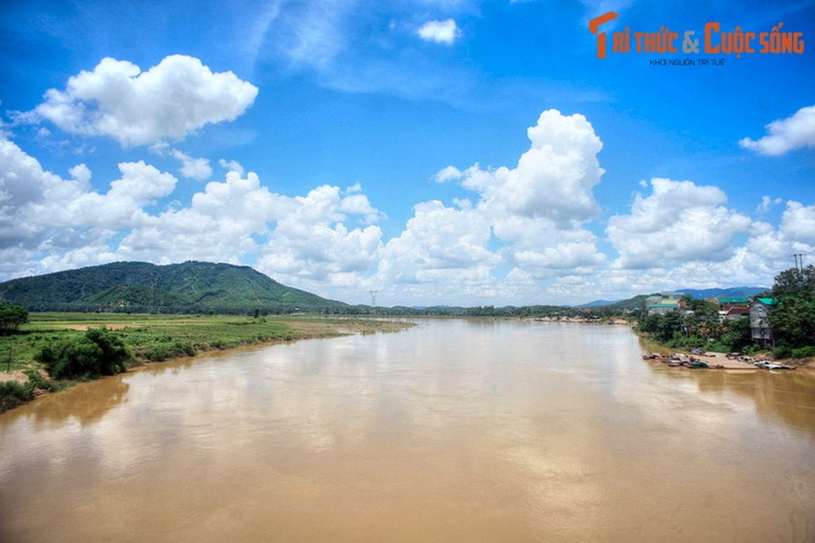 Là một trong hai con sông lớn nhất ở Bắc Trung Bộ,  sông Lam chảy qua địa phận hai tỉnh Nghệ An và Hà Tĩnh, là dòng sông gắn liền với lịch sử và văn hóa, cũng như cốt cách, khí phách, tâm hồn của con người xứ Nghệ.