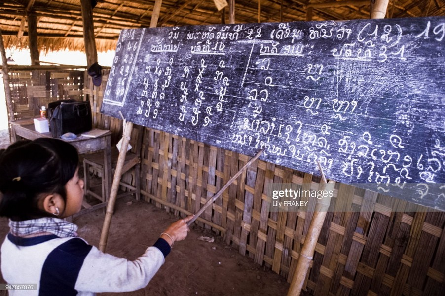 Lớp học đơn sơ tại một trường làng ở  Lào năm 1988. Ảnh: Lily Franey/ Getty Images.