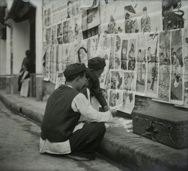 Quầy bán tranh trên đường phố dịp giáp Tết Nguyên Đán Mậu Thìn,  Hà Nội năm 1928.