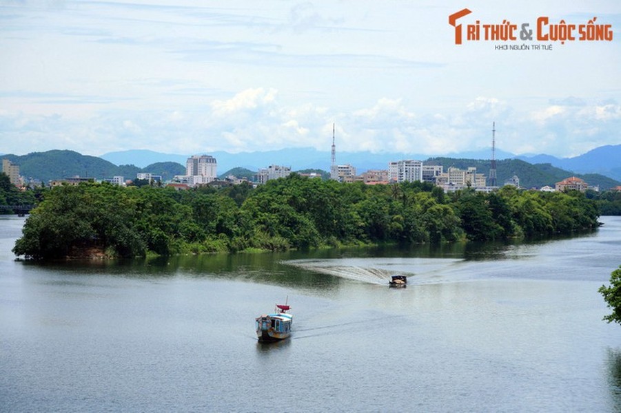 Là một dải đất nổi nên giữa dòng sông Hương ở phía Đông Kinh thành Huế, cồn Hến là một địa danh du lịch được nhiều du khách ưa thích trên đất Cố đô. Xung quanh địa điểm này có nhiều điều thú vị không phải ai cũng biết.