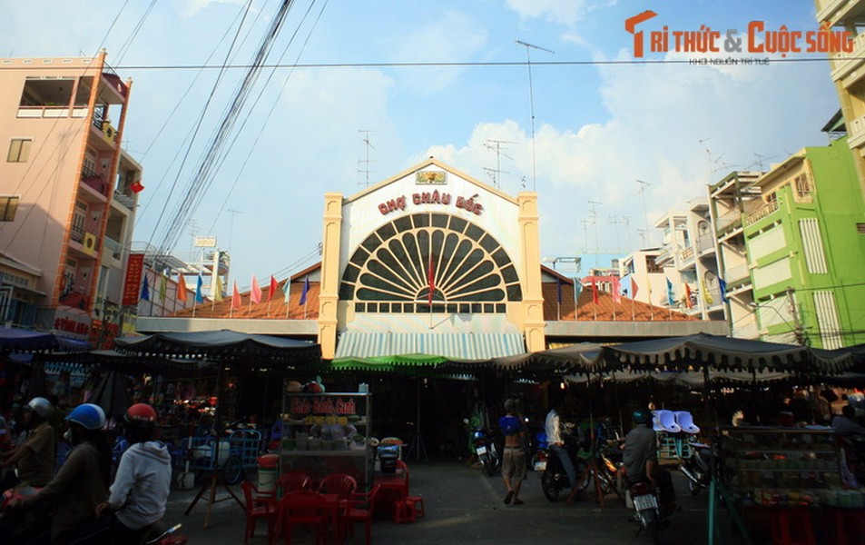 Tọa lạc ở đường Bạch Đằng, thành phố Châu Đốc,  chợ Châu Đốc là một trong những điểm tham quan thú vị bậc nhất danh cho khách du lịch ở tỉnh An Giang