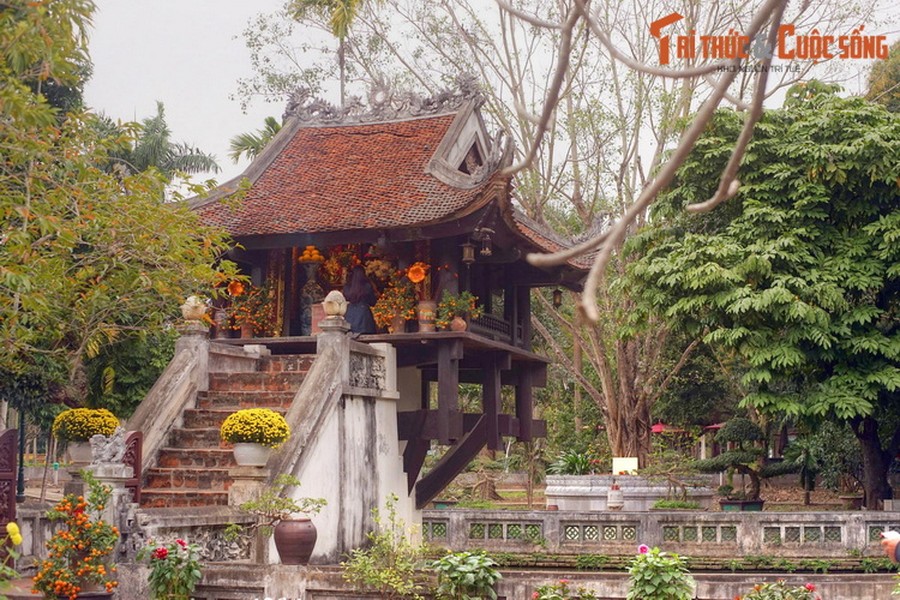 Nằm bên Quảng trường Ba Đình,  chùa Một Cột hay Liên Hoa Đài (Đài Hoa Sen) là một biểu tượng lịch sử của Hà Nội cũng như nền văn hóa có bề dày ngàn năm của Việt Nam.