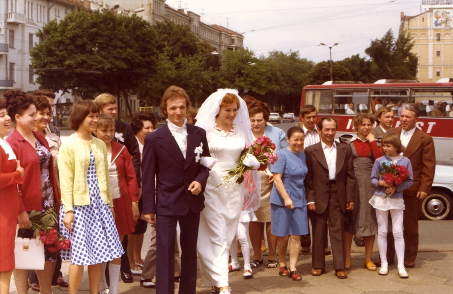 Cô dâu chú rể thăm mộ các Chiến sĩ Vô danh ở Kiev,  Ukraine năm 1977. Ảnh: Gerald Leonard Flickr.