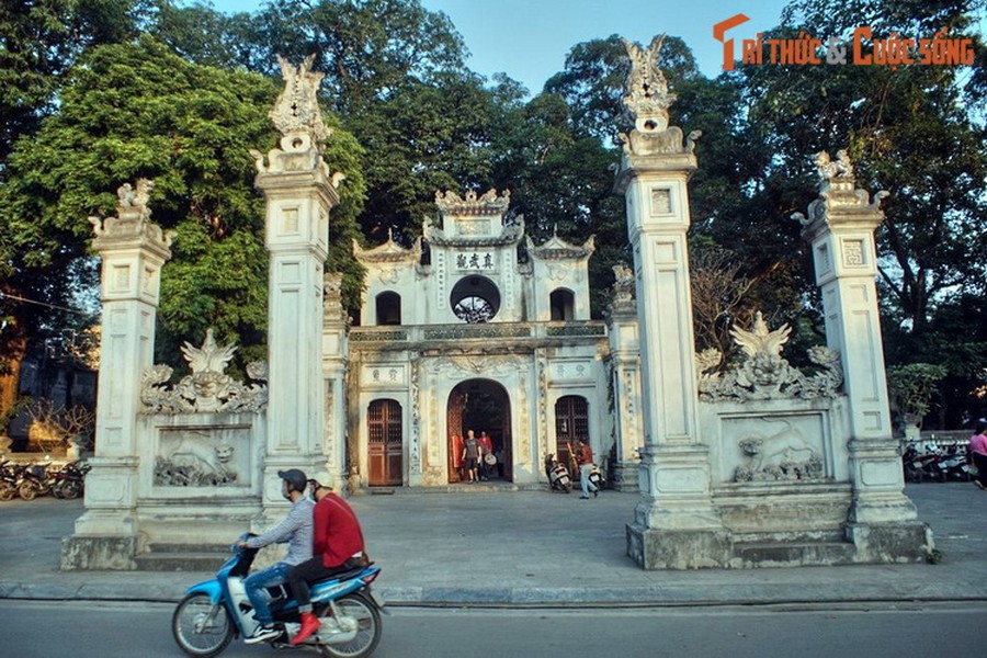 1. Trong  Thăng Long tứ quán, quán Trấn Vũ chính là đền Quán Thánh, ngôi đền cổ nằm trên đường Thanh Niên của Hà Nội ngày nay. Theo các tư liệu cổ, đền có từ đời Lý Thái Tổ (1010-1028). Đây là ngôi đền có quy mô to lớn và đẹp bậc nhất của kinh thành Thăng Long xưa.