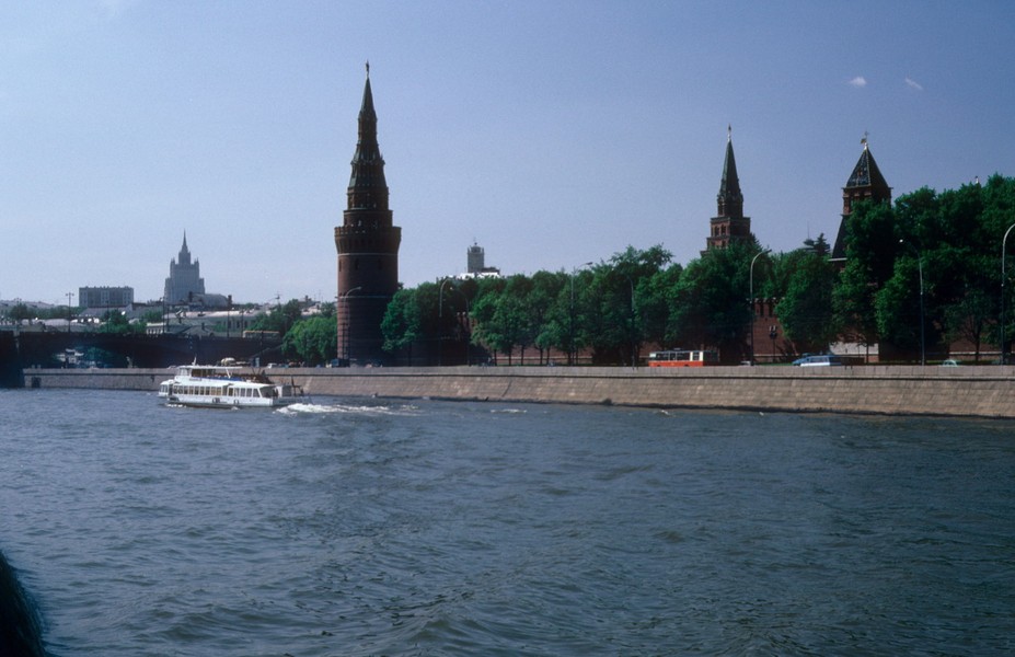 Sông Moscow, đoạn chảy qua tường thành của Điện Kremly, thành phố  Moscow năm 1985. Ảnh: Gerald Leonard Flickr.