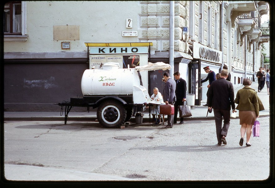 Xe bán nước Kvas trên phố Kalanchevskaya,  Moscow năm 1969. Ảnh: Rob Ketcherside Flickr.