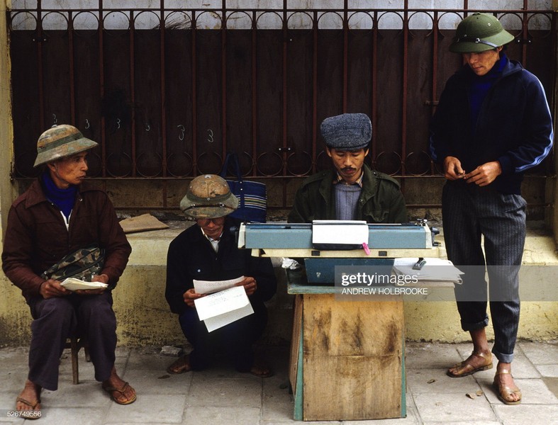 Người đánh máy chữ dạo trên vìa hè  Hà Nội năm 1991. Ảnh: Andrew Holbrooke/Corbis via Getty Images.